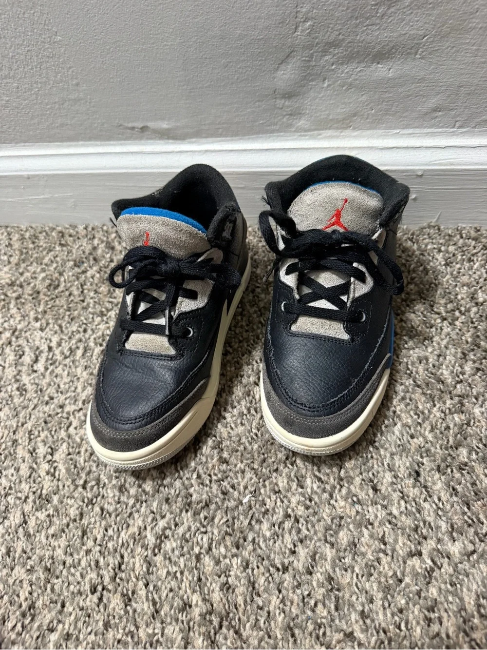 Nike Kids Black and Cream Sneakers with Blue and Red Accents
